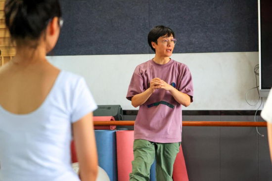 北京舞蹈学院青年教师张鼎给学生授课
